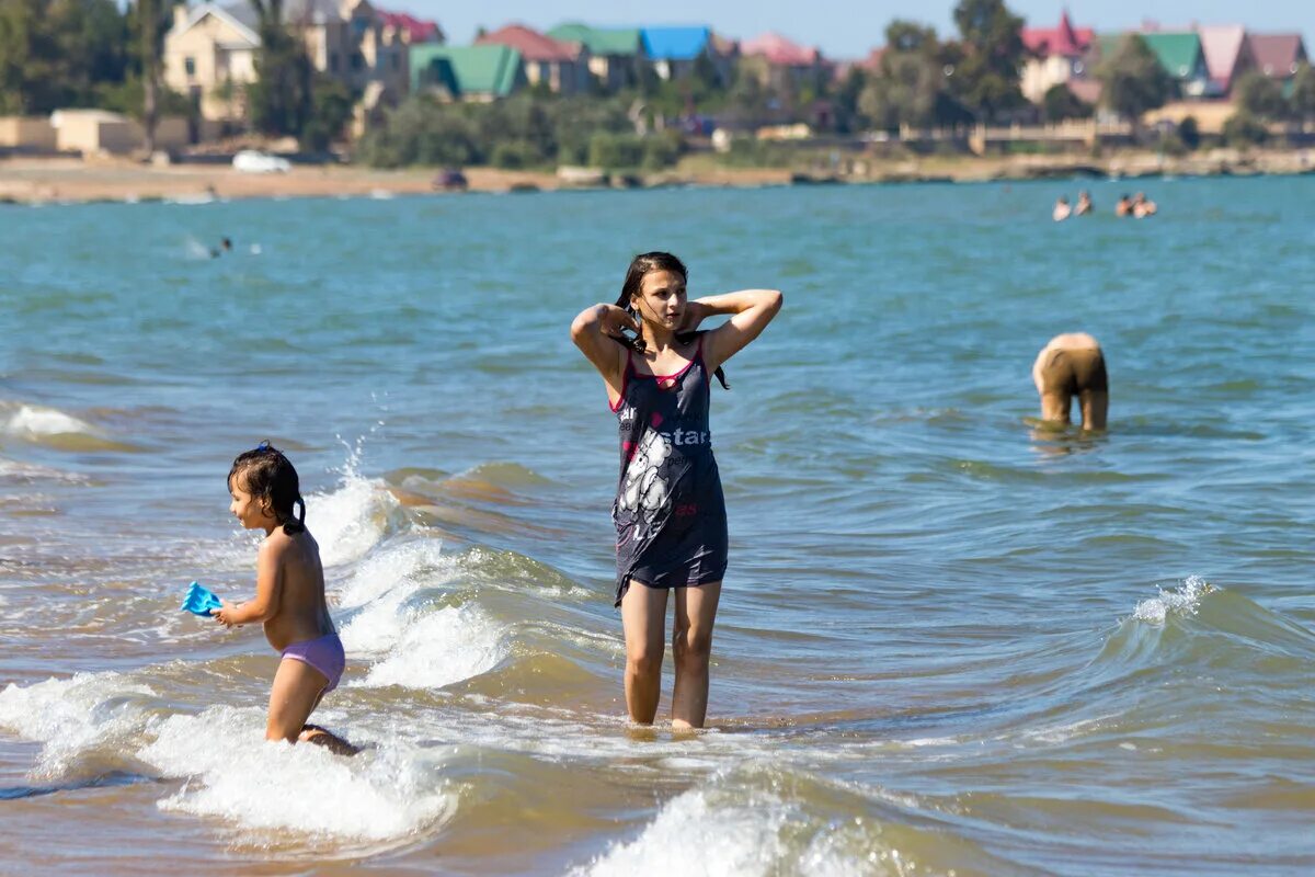 Тур в дагестан на каспийском море. Каспийское море Дербент. Каспийское море пляж Дербент. Каспийское море в Каспийске Дагестан. Дагестан Дербент море.