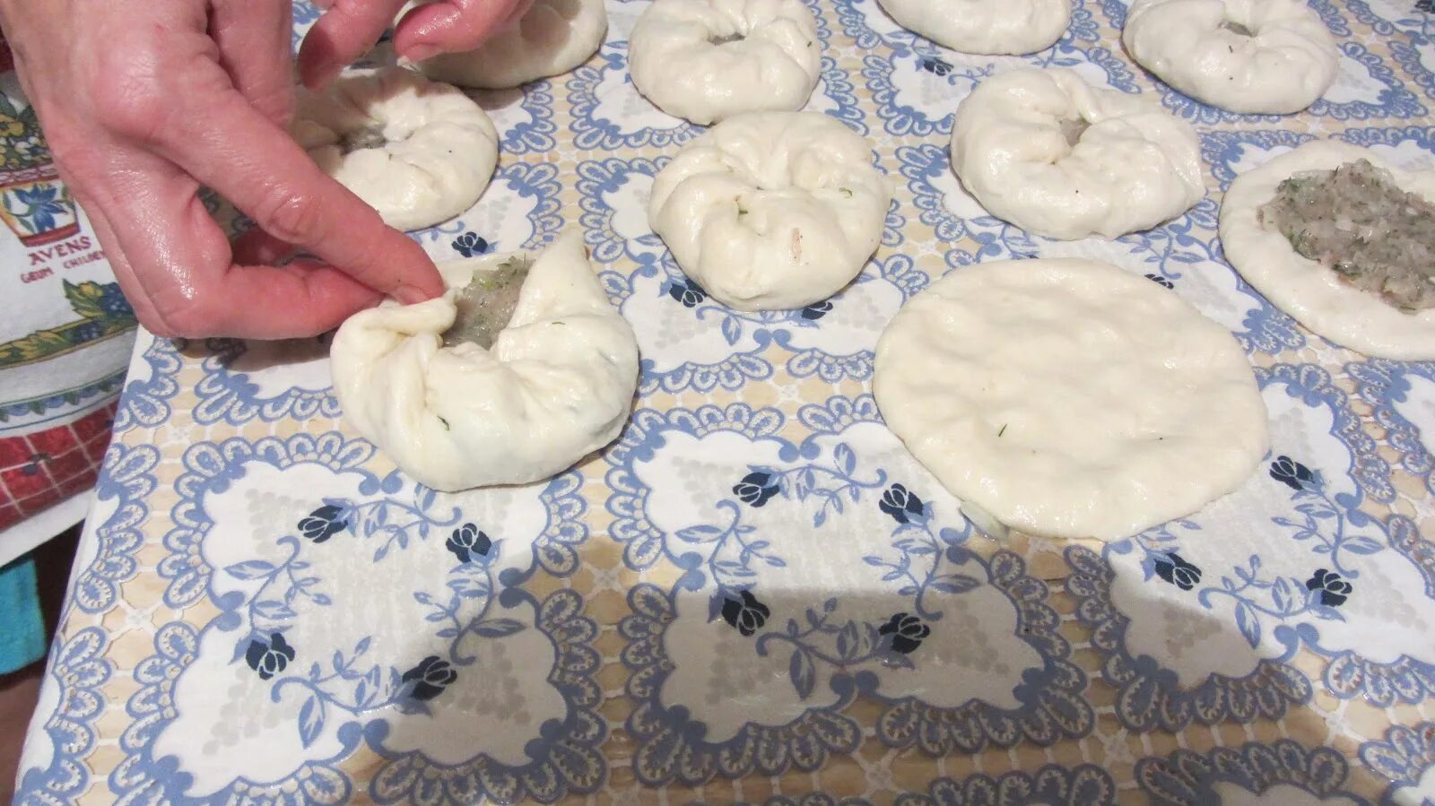 Как лепить беляши с мясом. Форма беляшей. беляши форма лепки. лепка беляшей с дырочкой. красивая форма беляшей.