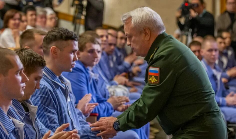 Награждение в госпитале. Шойгу награждает военных в госпитале. Награждение военных в госпитале. Вручение медалей военнослужащим в госпитале. Центр реабилитации военнослужащих.