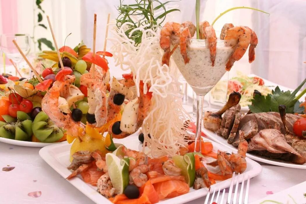 Сервировка стола закуски. Закуски на стол. Банкетное меню на заказ. Банкетные блюда. Банкетные закуски.