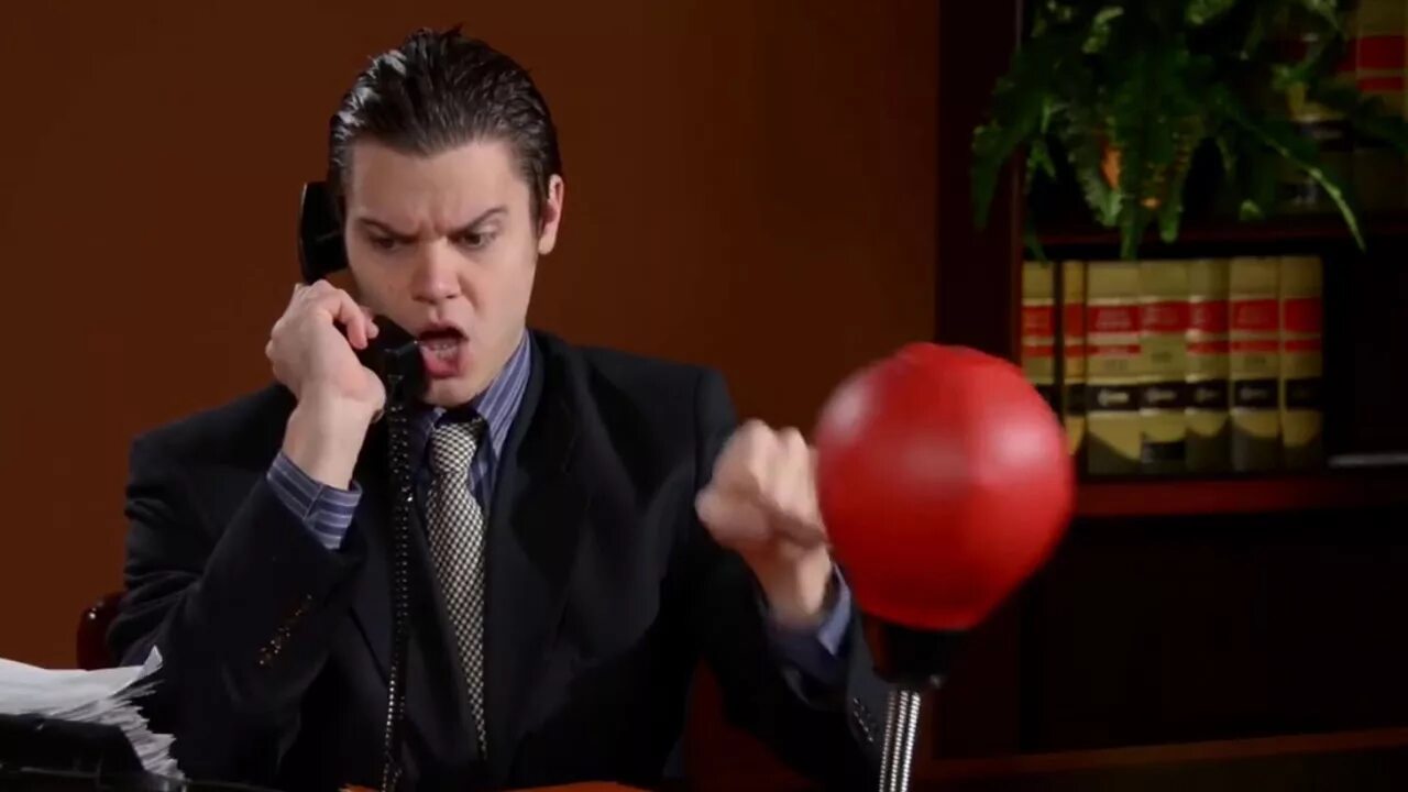 Кулаком по столу. Бьет по клавиатуре gif. Бьют об стол. Ударился об стол головой. Кулак на столе.