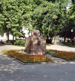 Расположен памятник