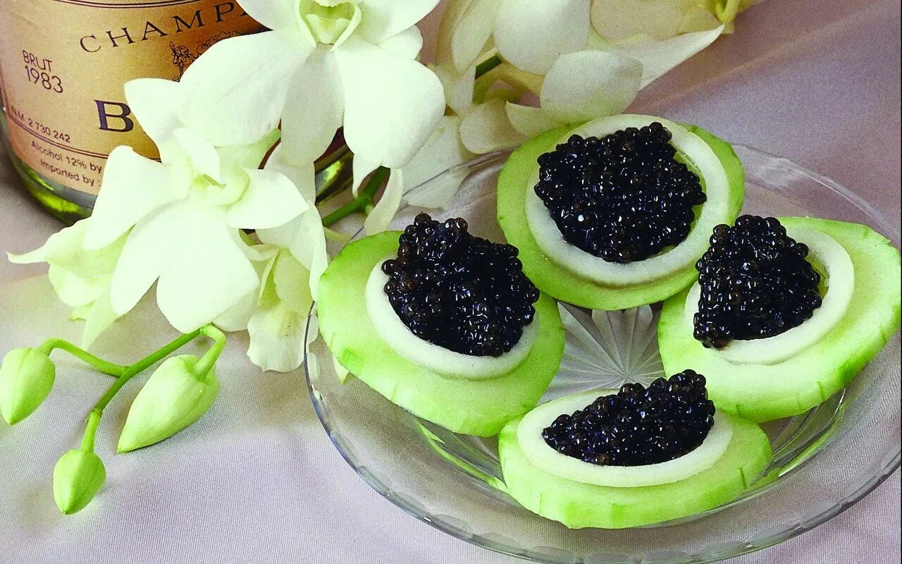 Завтрак с черной икрой. Икра caviar premium. Закуски с черной икрой. С чем есть черную икру. Подача черной икры в ресторане.