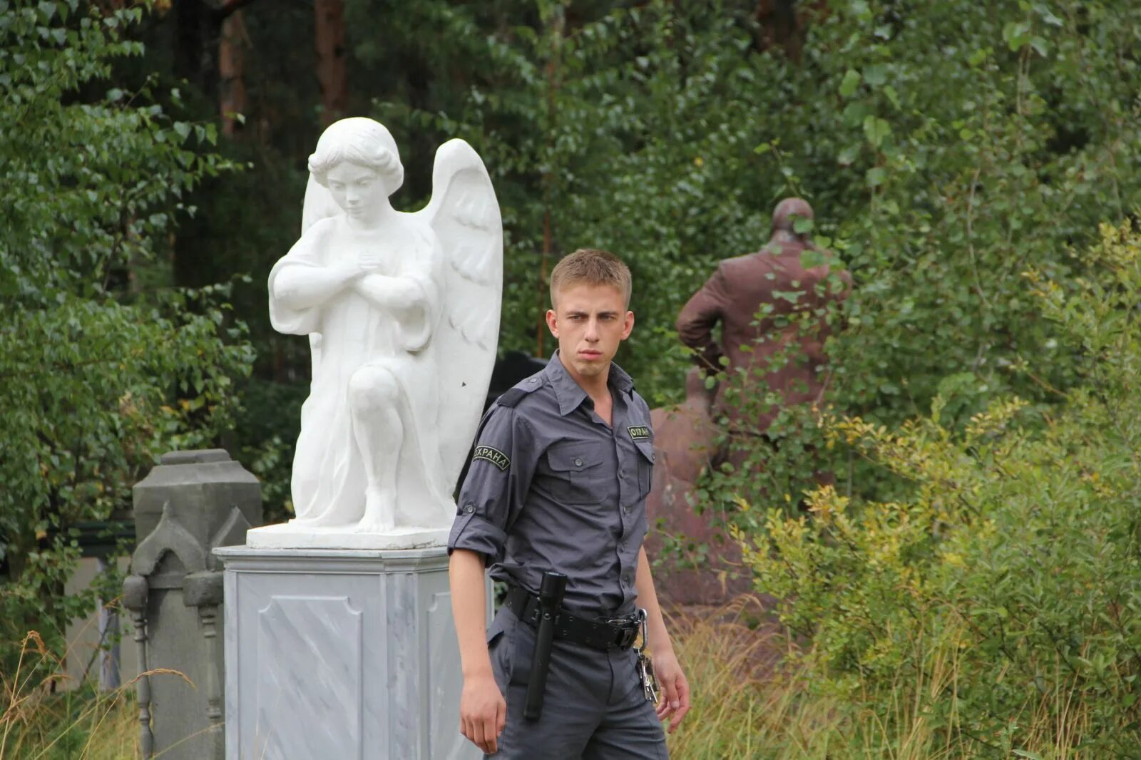 Охранник на кладбище