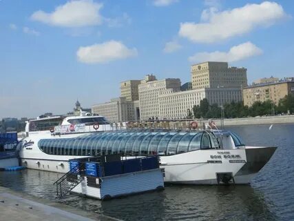 Корабль по москве реке