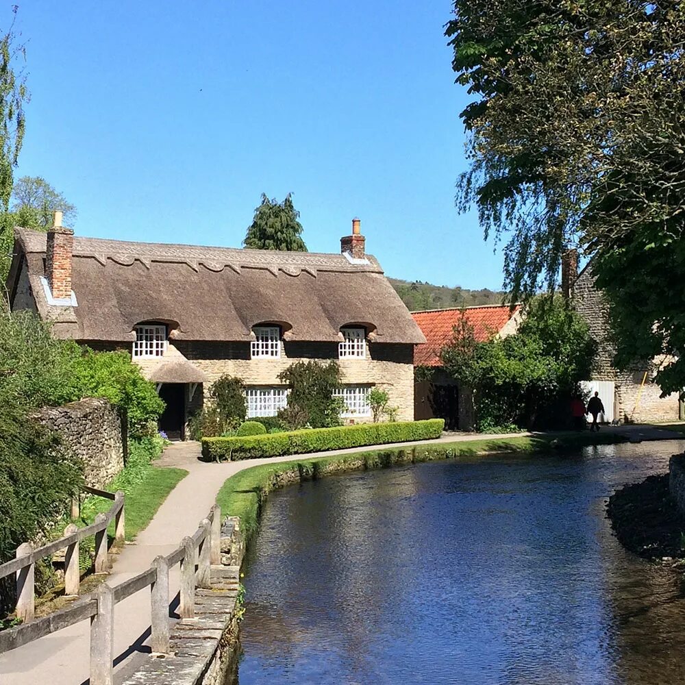 Newminster. Местечко. Замок оберхофен кантон берн швейцария. Бибери деревня в англии. Замок оберхофен швейцария зимой.