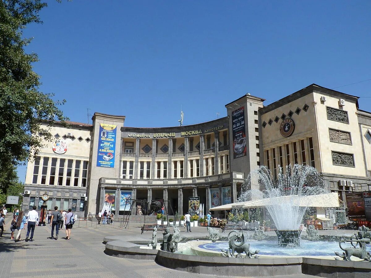 Дом москвы в ереване. Площадь шарля азнавура. площадь шарля ереван. площадь азнавура в ереване. архитектор еревана таманян.