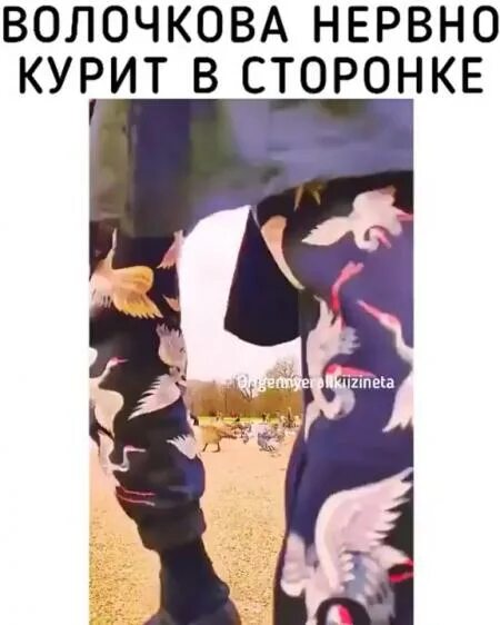 Нервно курит в сторонке прикол. Человек нервно курит в сторонке. Нервно в сторонке. Нервно в сторонке. Курит в сторонке.