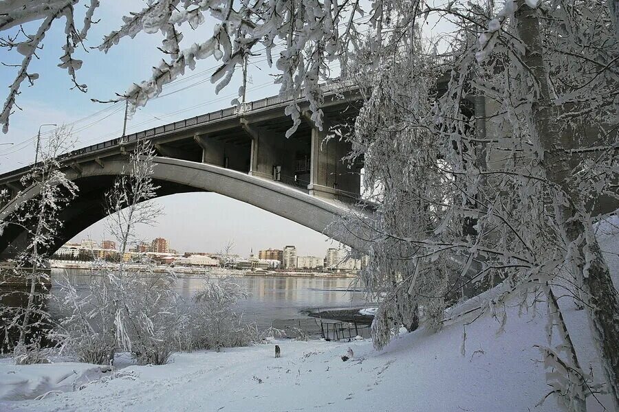 Погулять в красноярске зимой. Красноярск Енисей мост зимой. Енисей зимой в Красноярске. Коммунальный мост Красноярск зимой. Зимняя набережная Красноярск.