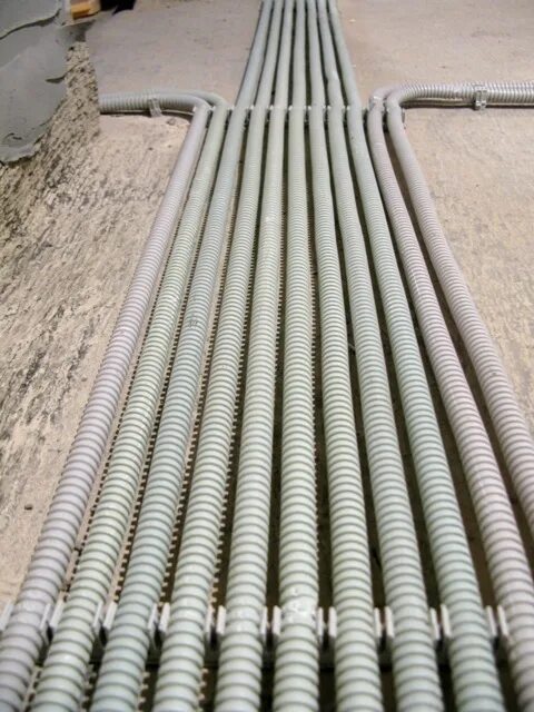 Прокладка электропроводки в гофрированных трубах. Труба гофрированная пвх легкая 350 н серая с/з д20. Прокладка кабеля гофротрубе. Гофра для прокладки проводки 16мм. Кабель в гофре по потолку.