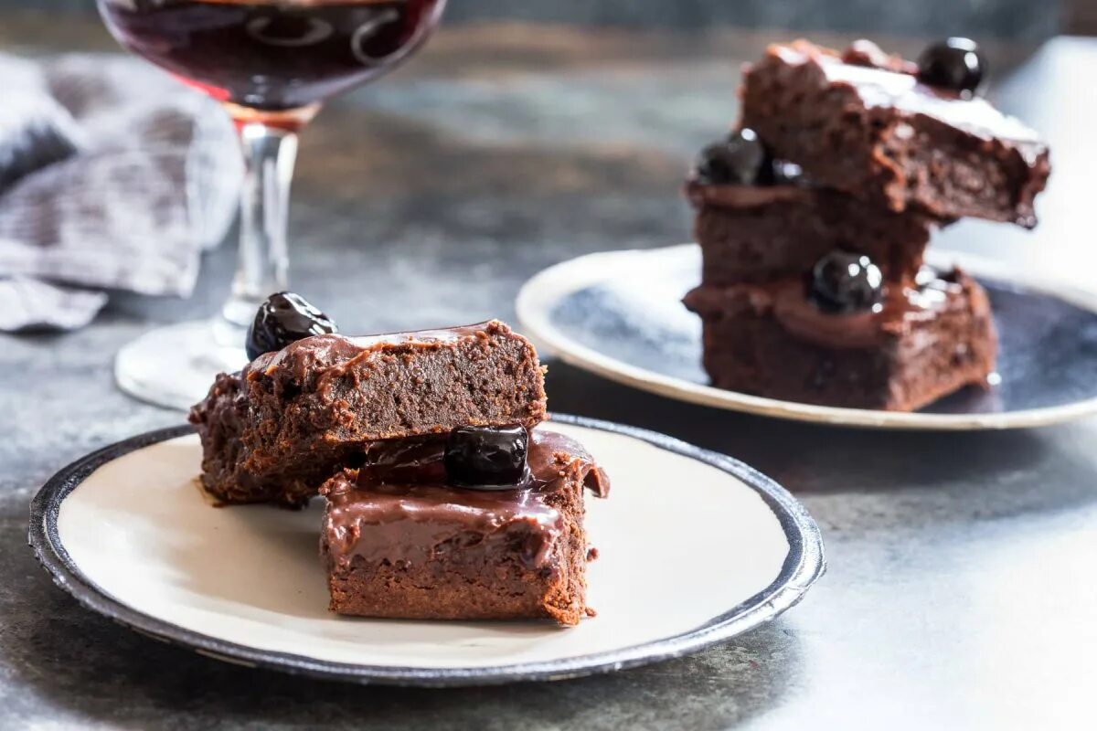 Chewy Brownies Брауни. Шоколадный Брауни. Шоколадный Брауни коктейль. Брауни ресторанная подача. Брауни ресторан