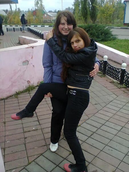 Дура 17. Phil and her girlfriend. Дура 17. Рисунки для срисовки грустные цитаты. Дурачок надпись.