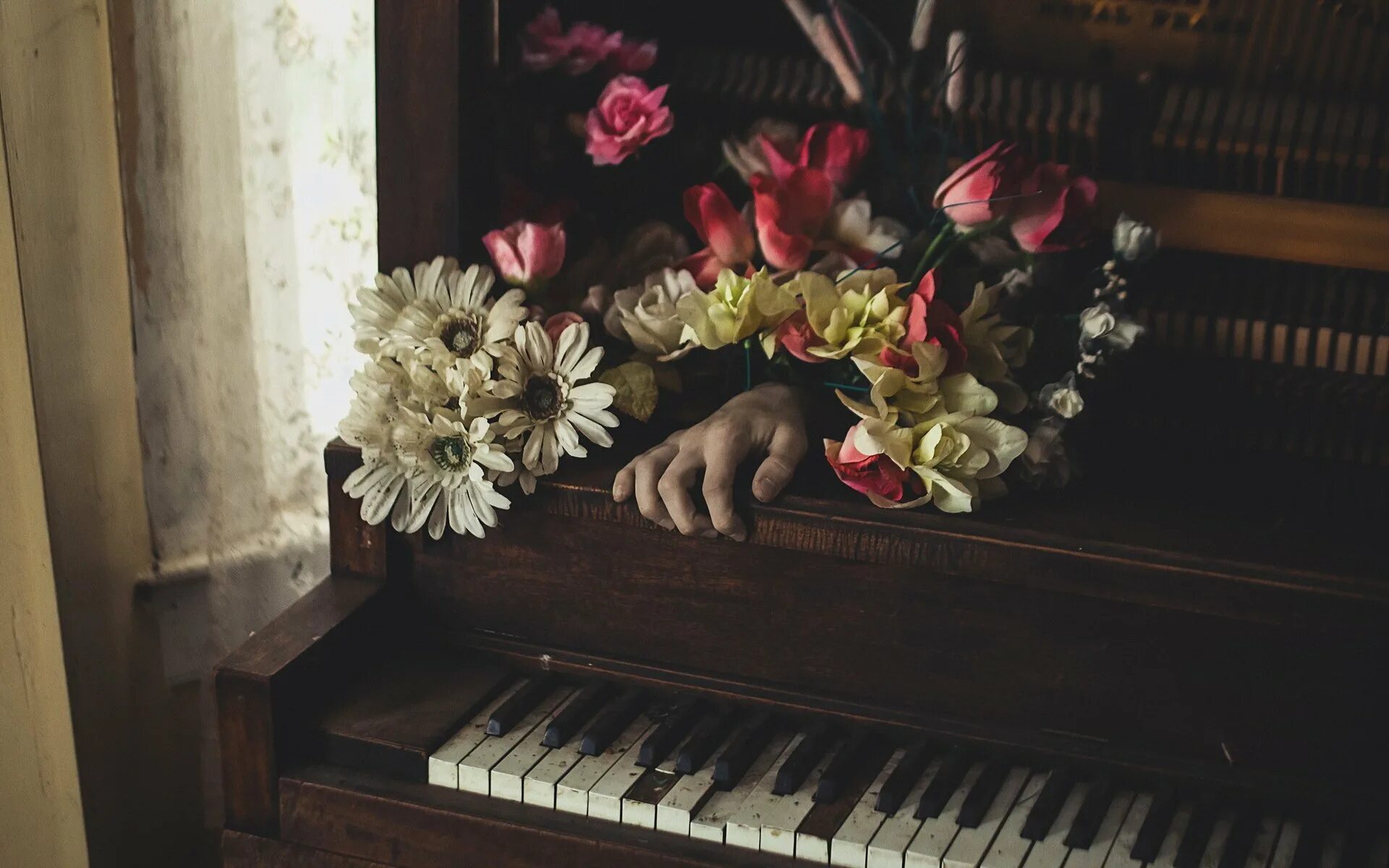 Пианино с цветами. Композиции на пианино. Фортепиано. Пианино в цветах.