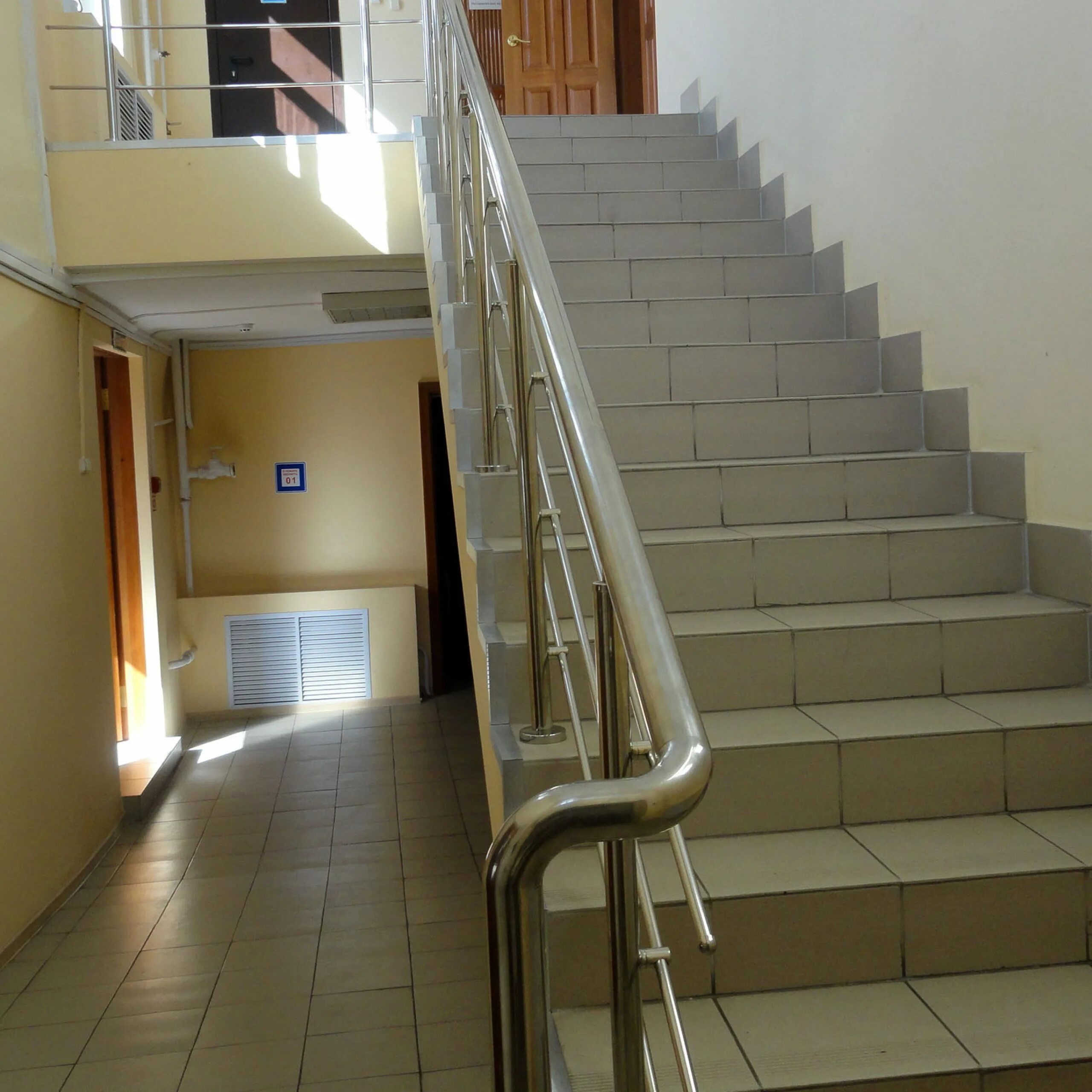 В школе втором этаже. Лестница в школе. Лестница в больнице. Лестница в многоквартирном доме. Лестничный пролет в подъезде.