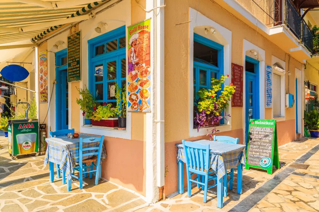 Греческие таверны в греции. Таверна в греции. Greek taverna. Порто миконос. Кафе в ретимно.