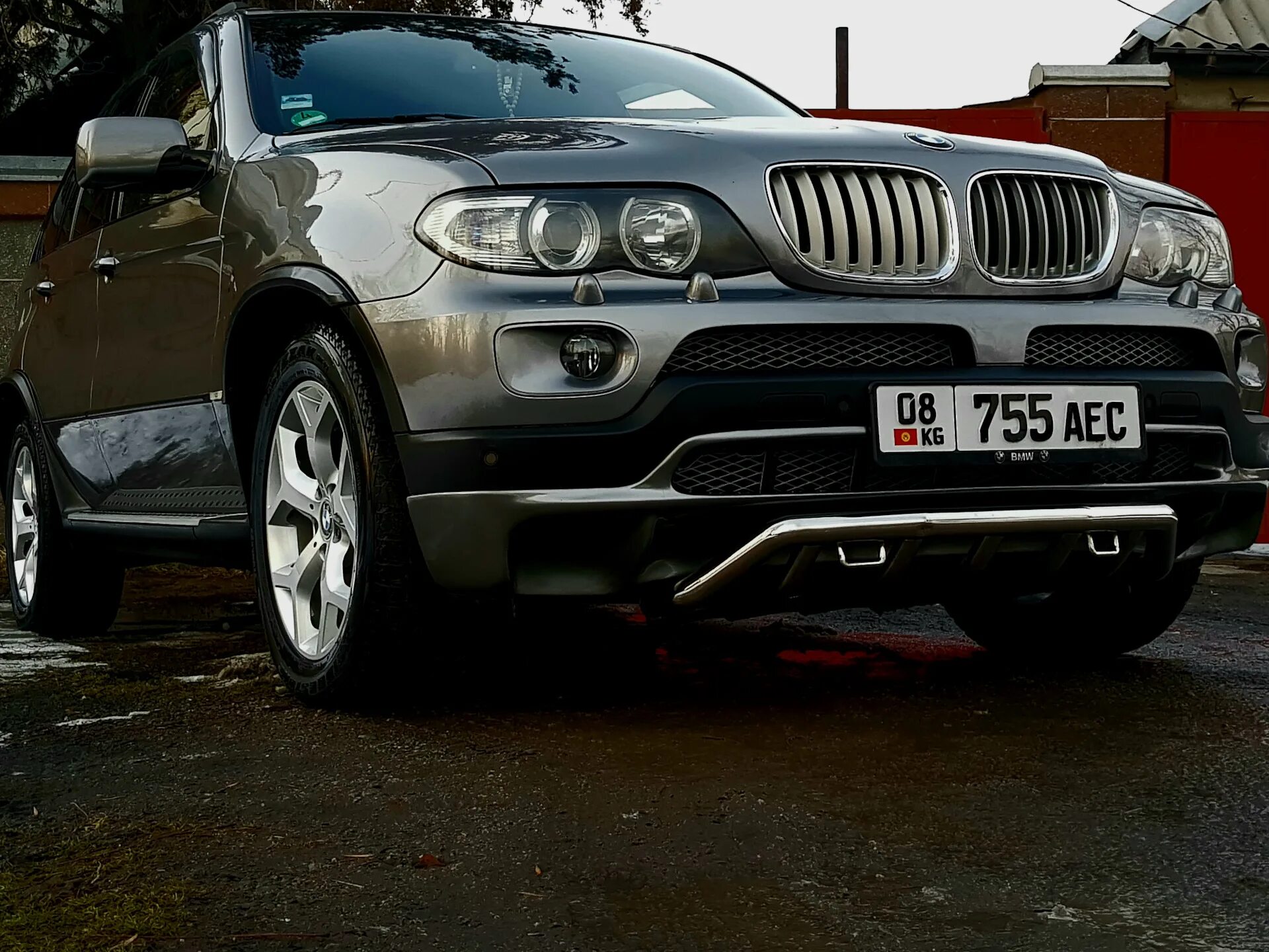 Купить бмв е 70. X5 e53 кенгурятник. BMW x5 e53. Кенгурин БМВ х5 е53. Х5 е53 кенгурин.