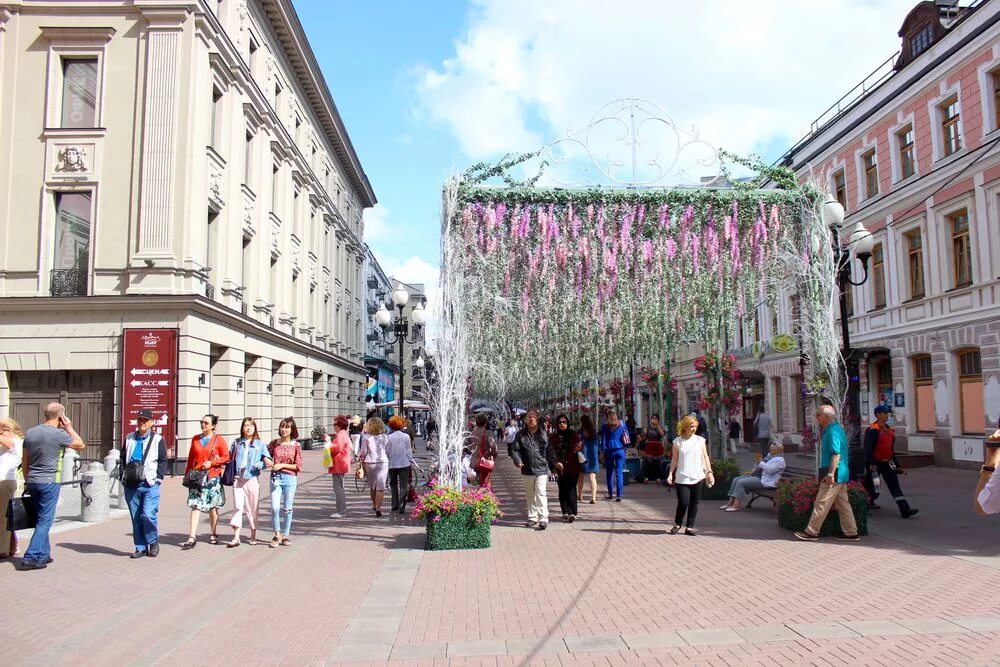 Улица Арбат в Москве. Старый Арбат Москва лето. Арбат Москва летом. Старый Арбат и новый Арбат. Арбатская видео