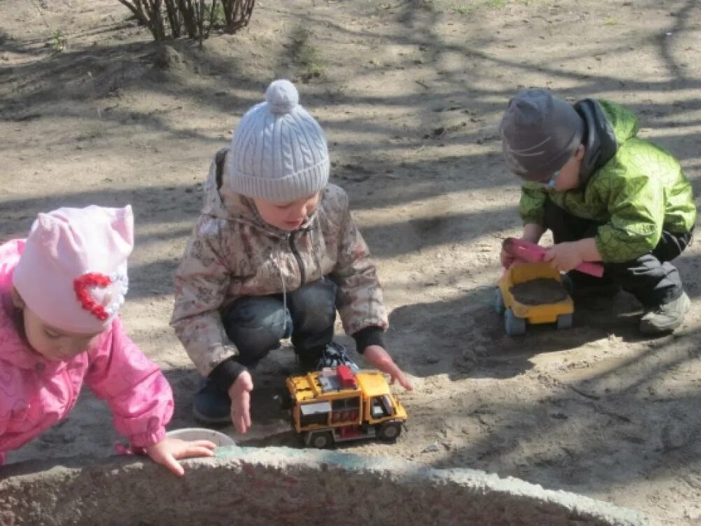 Весенние детские игры на улице. Игры с детьми на прогулке весной. Самостоятельная деятельность детей на прогулке. Весной на улице детском саду. Игры в средней группе на прогулке весной