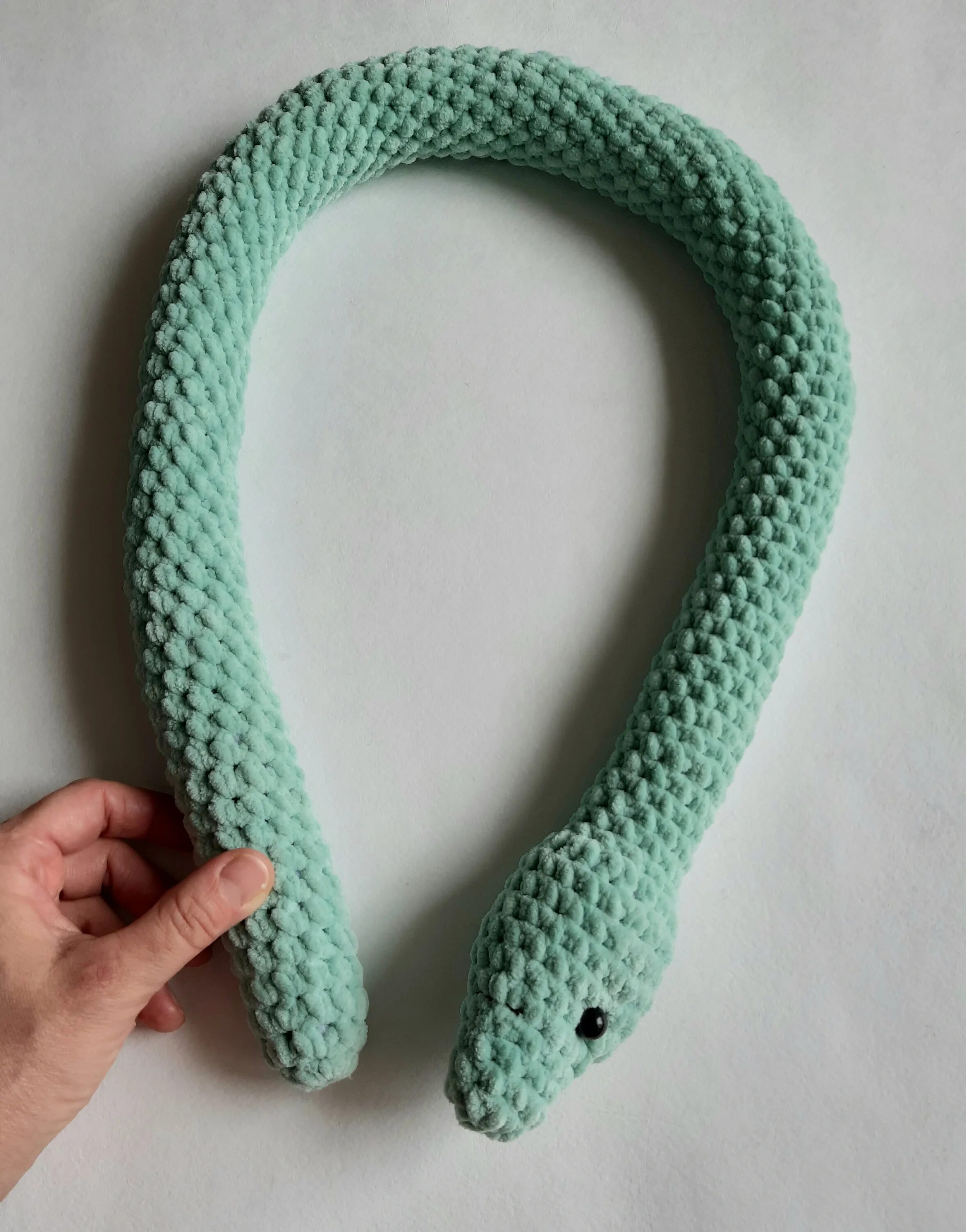 Вязаная плюшевая змейка. Змея-амигуруми - символ 2013 года. Плюшевая змея связать. Вязаная змея крючком из плюшевой пряжи. Вязаные игрушки змея.