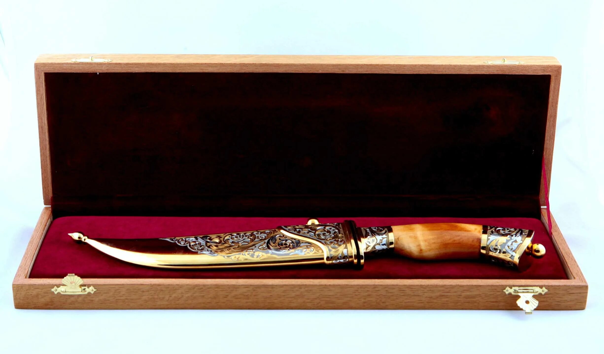 нож в подарок мужчине на день рождения. какие ножи нельзя дарить. нож в подарочной коробке. нож в подарок. подарили ножи на день рождения.