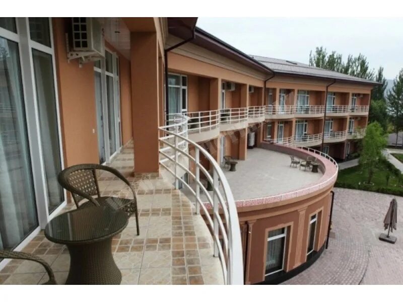 Чарос. Кампаний humanis. Charos deluxe resort, узбекистан, населённый пункт юсупхана. Чарос делюкс чарвак. Отель чарос чарвак.