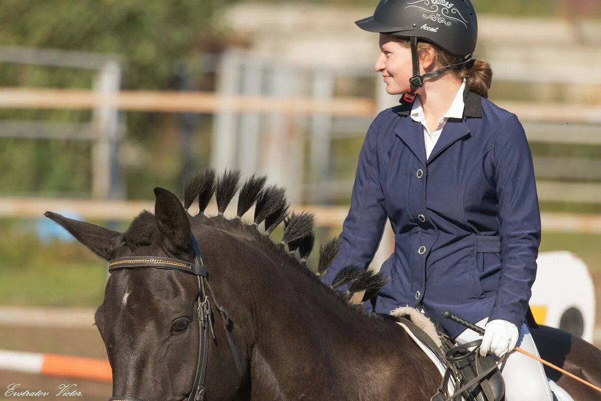 наездница с хлыстом. юные наездницы. молодые наездницы 2013 франция. юная всадница. молодые наездницы 2013 франция.