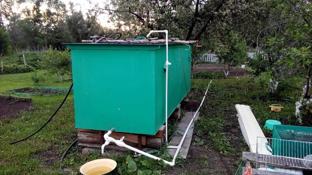 Установить бак для воды. Емкость для полива на даче. Ёмкость для воды на дачу. Бак для воды на дачу. Бак для полива на даче.