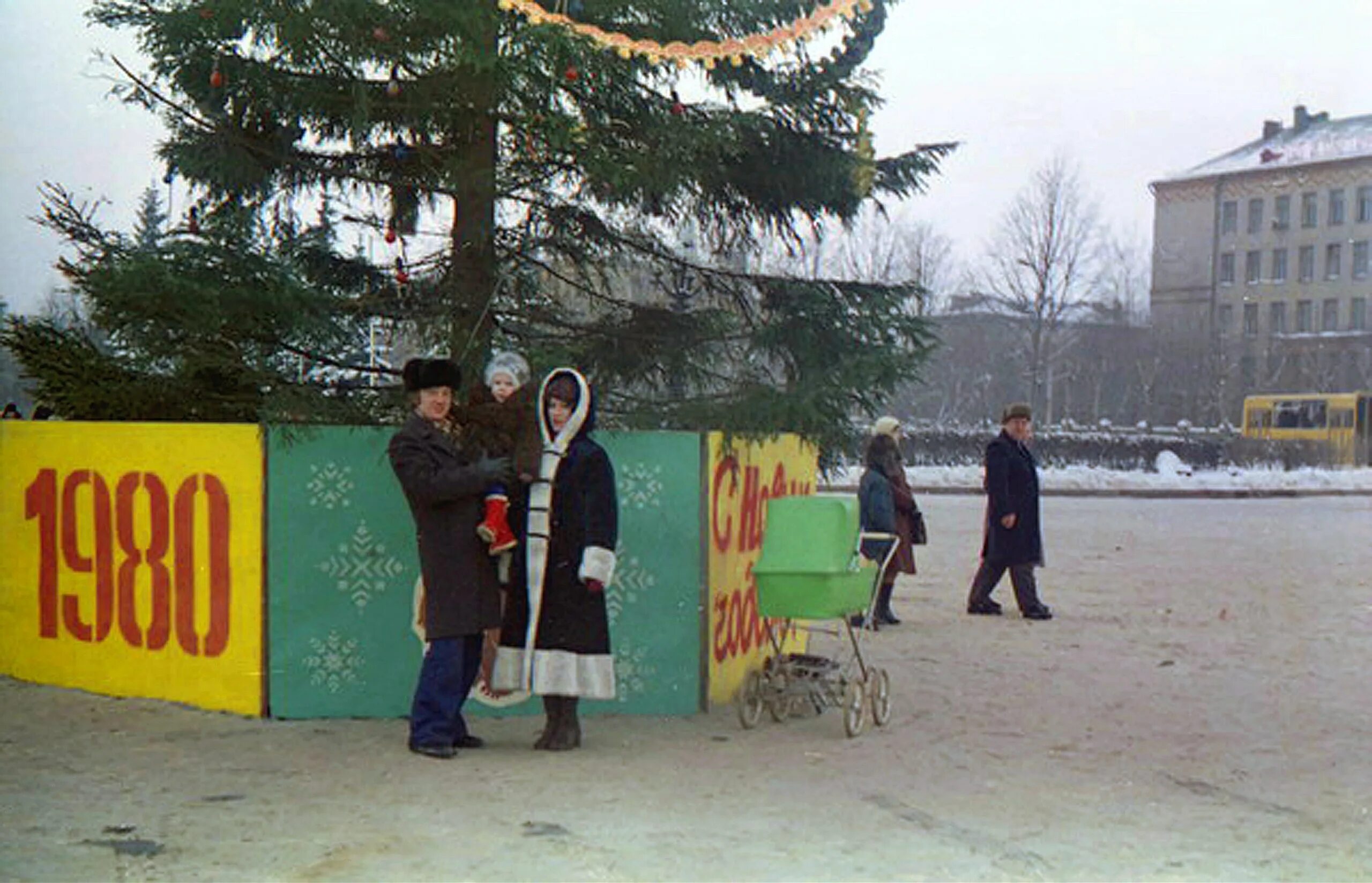 Елка в мытищах 2023. Украшаем елку 2023 года. Елка в мытищах 2023. Елка новогодняя украшенная 2023. Елка в мытищах 2023.