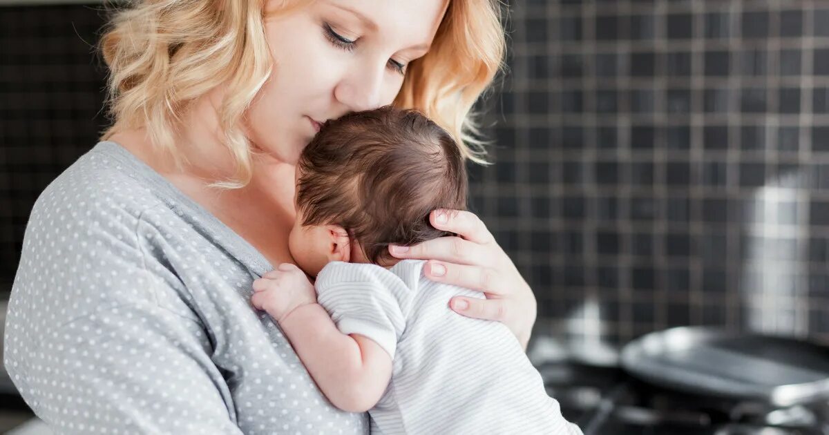 Много матерей одиночек. Мать одиночка. Молодые мамы одиночки. Воспитание детей матерью-одиночкой. Матери одиночки с голодными детьми.