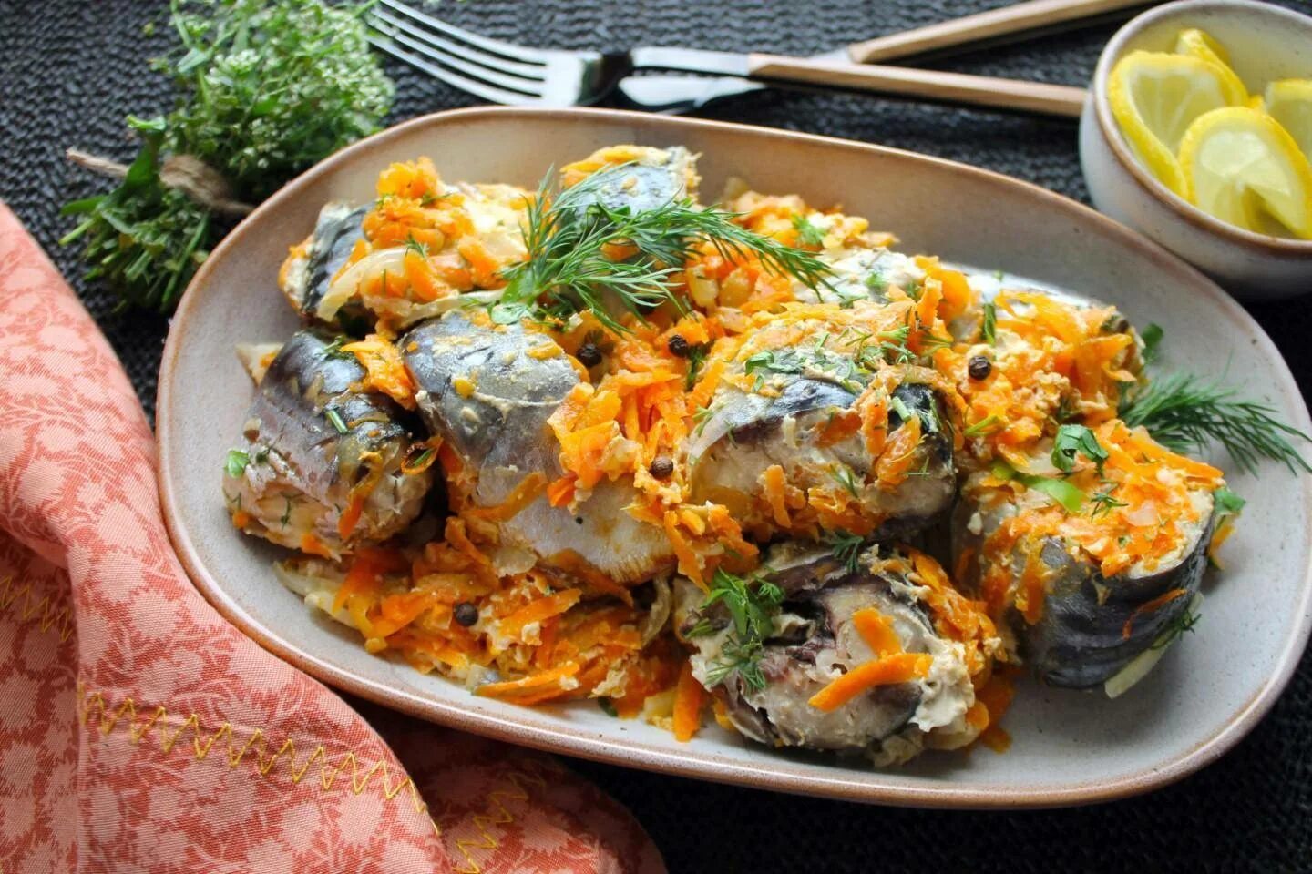 Рыба с овощами на зиму скумбрия. Скумбрия в духовке с морковью и луком. скумбрия с овощами. скумбрия в духовке с овощами. скумбрия запеченная с овощами.