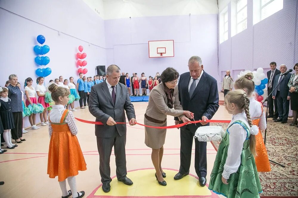 Сайт школы новгородская область. Новоселицы Новгородская область школы. Новоселицкая школа Новгородский район. Директор Новоселицкой школы Новгородского района. Новоселицкая средняя школа Новгородской области 1995.