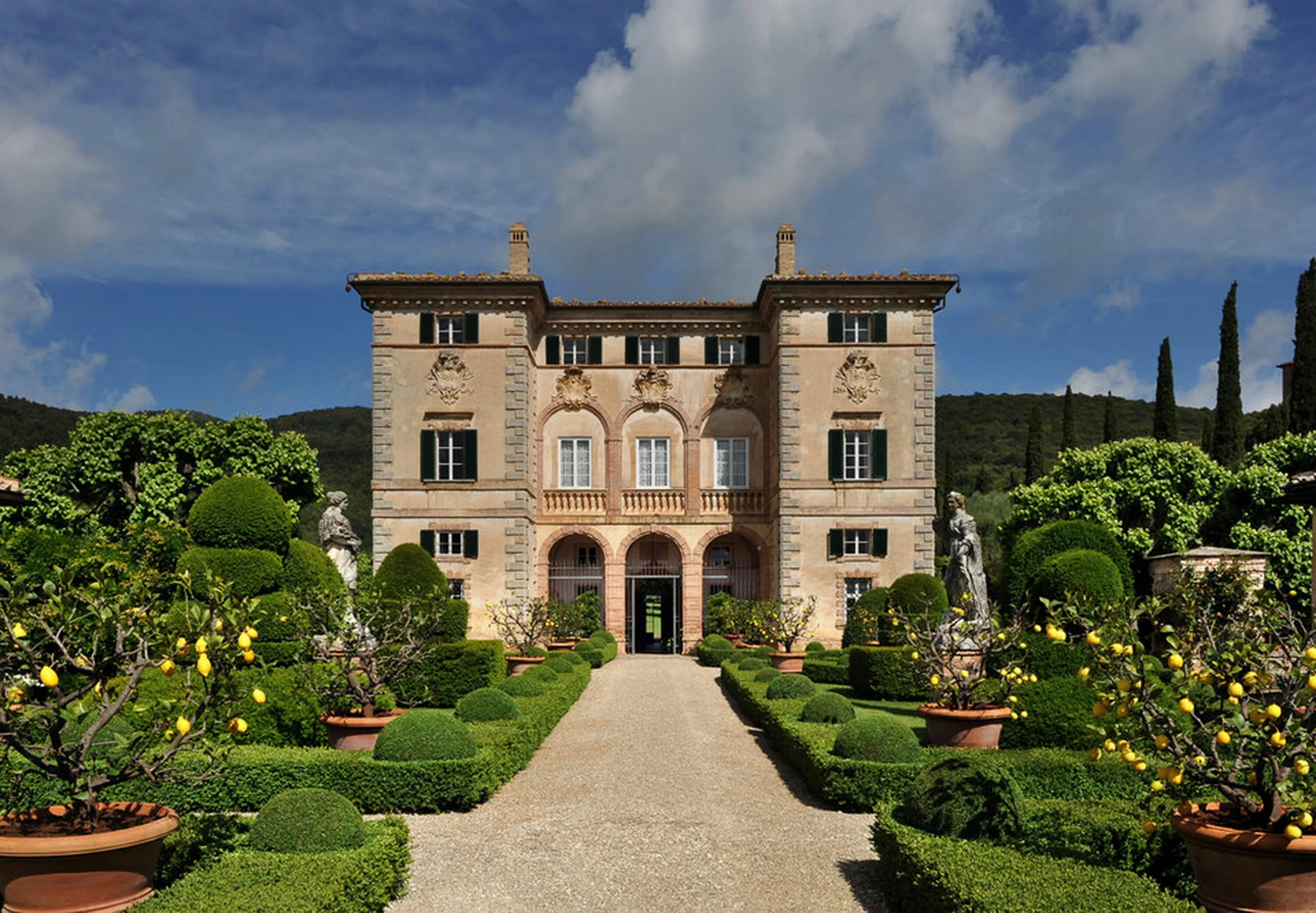 Someone s house. Италия вилла Четинале. Итальянская вилла Тоскана. Итальянский сад Тоскана. Особняк Шато де Монако Франция.