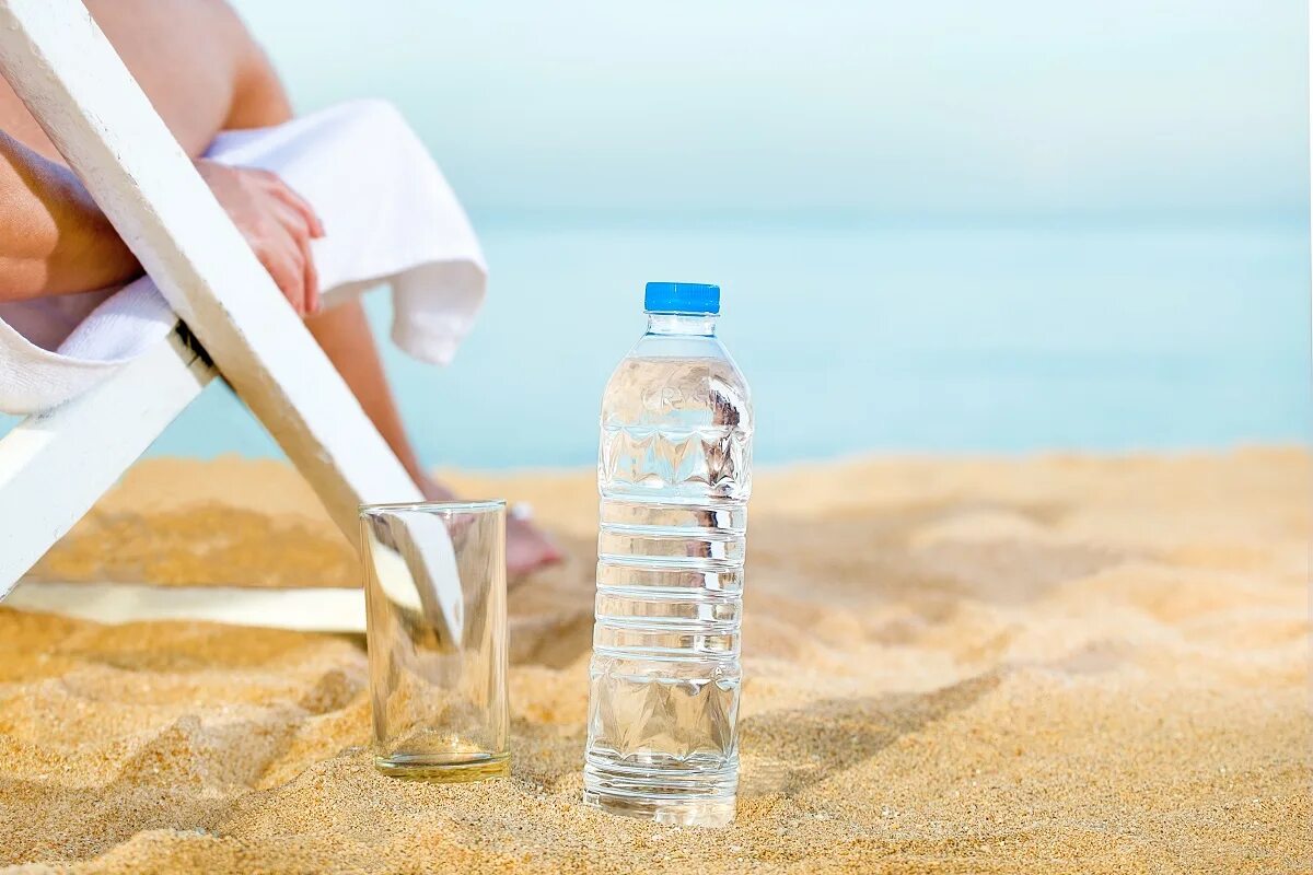 Поя чист. Бутылка воды на пляже. Бутылка воды на песке. Бутылка в песке на пляже. Бутылка воды и песка с моря.