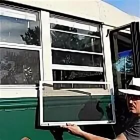 Как открыть окно в автобусе