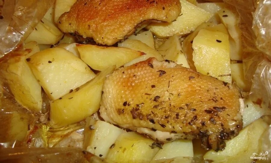 Грудки с картошкой в рукаве. Утка кусочками с картошкой в духовке. утка запечённая в духовке с картофелем. гусь в духовке кусочками с картошкой. утка с картошкой в духовке в рукаве.