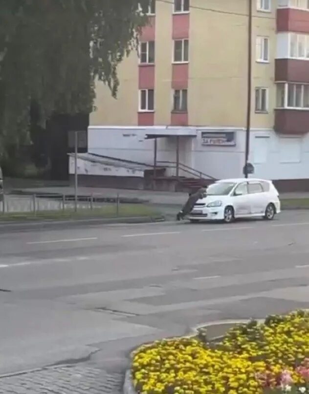 Последний в междуреченске. В междуреченске жена прокатила мужа на капоте.