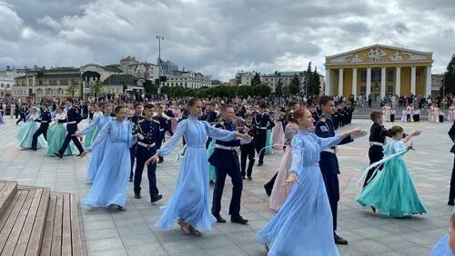 Сочи бал выпускников 2023. Городской выпускной бал. Выпускной бал в одном стиле. Бал выпускников Петергоф оркестр. Лучше всех сценарий выпускного 2023