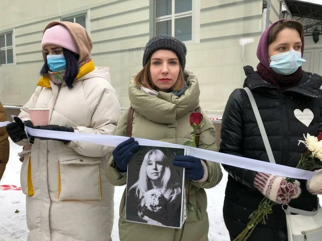 Митинг жен в москве. Протесты женщин. Пикет девушки в Москве. Женщины протестуют в России. Женщины на митинге в России.