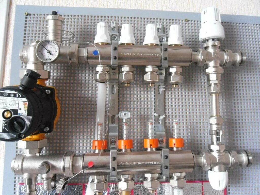 Коллектор водяного теплого пола valtek. Тёплый пол электрический монтаж. Электро теплый пол под ламинат. Коллектор на теплый пол валтек. Водяной теплый пол 12кв.