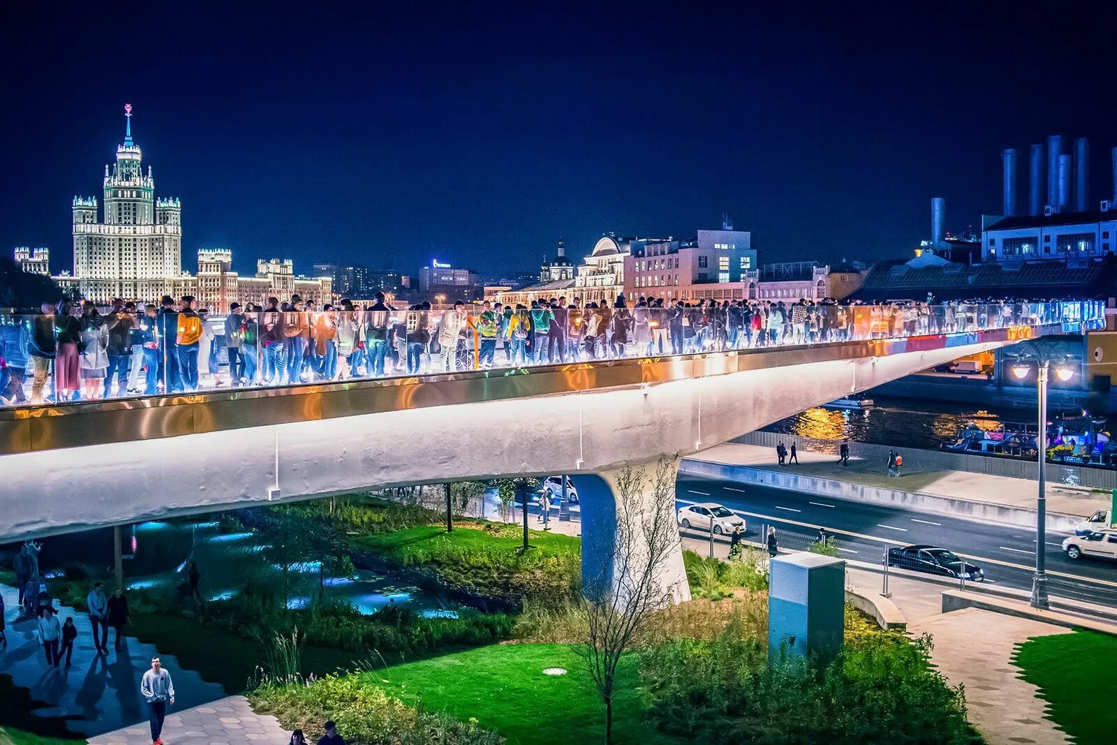 Парящий спб. Парк Зарядье парящий мост. Парк Зарядье в Москве вечером. Парк Зарядье Москва мост ночью. Парк Зарядье парящий мост вечером.