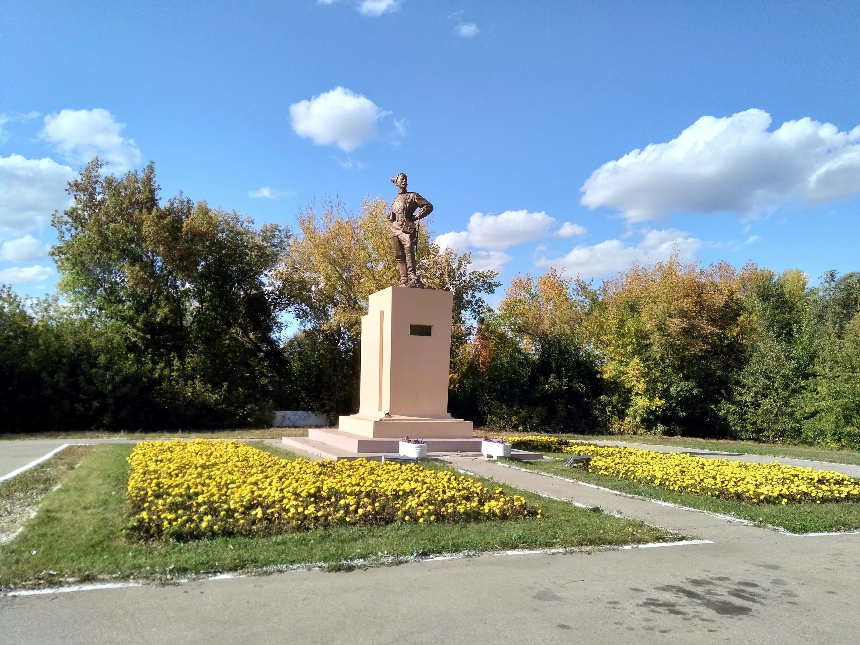 Чапаев самарская область. Монумент славы Чапаевск. Парк имени Чапаева Чапаевск. Чапаев памятник в Чапаевске. Самара город Чапаевск.