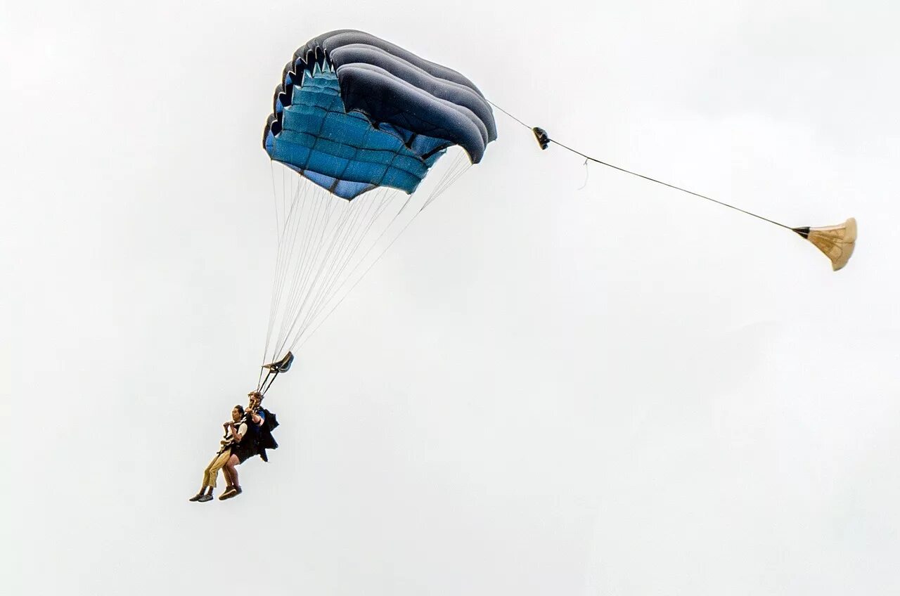 Парашютист достигнув в затяжном прыжке скорости. Sky jumper парашют. фотозона с парашютом. сижу на парашюте. фотозона парашютист.