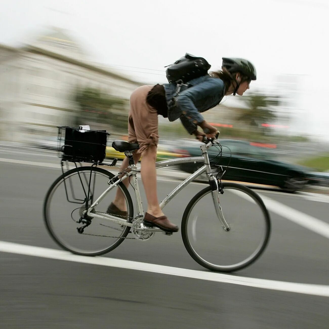 Велосипедист на велосипеде. Велосипедист на дороге. Велосипедист едет.