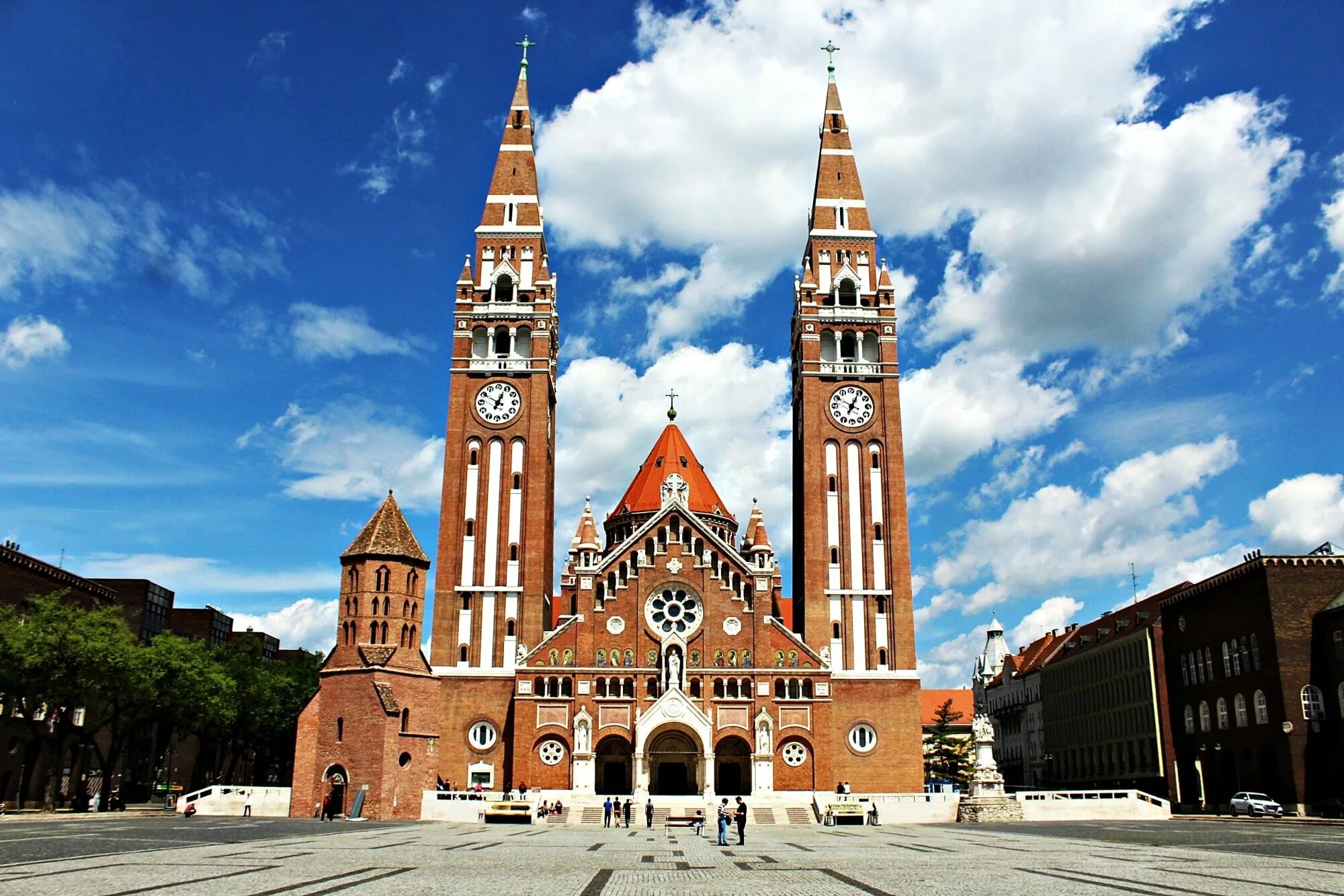 Szeged Венгрия. Город Сегед. Сербия Сегед. Сегед, Szegedi repülőtér. Церковь обета