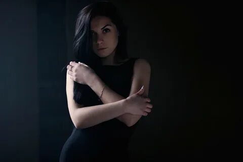 Девушки в темных тонах