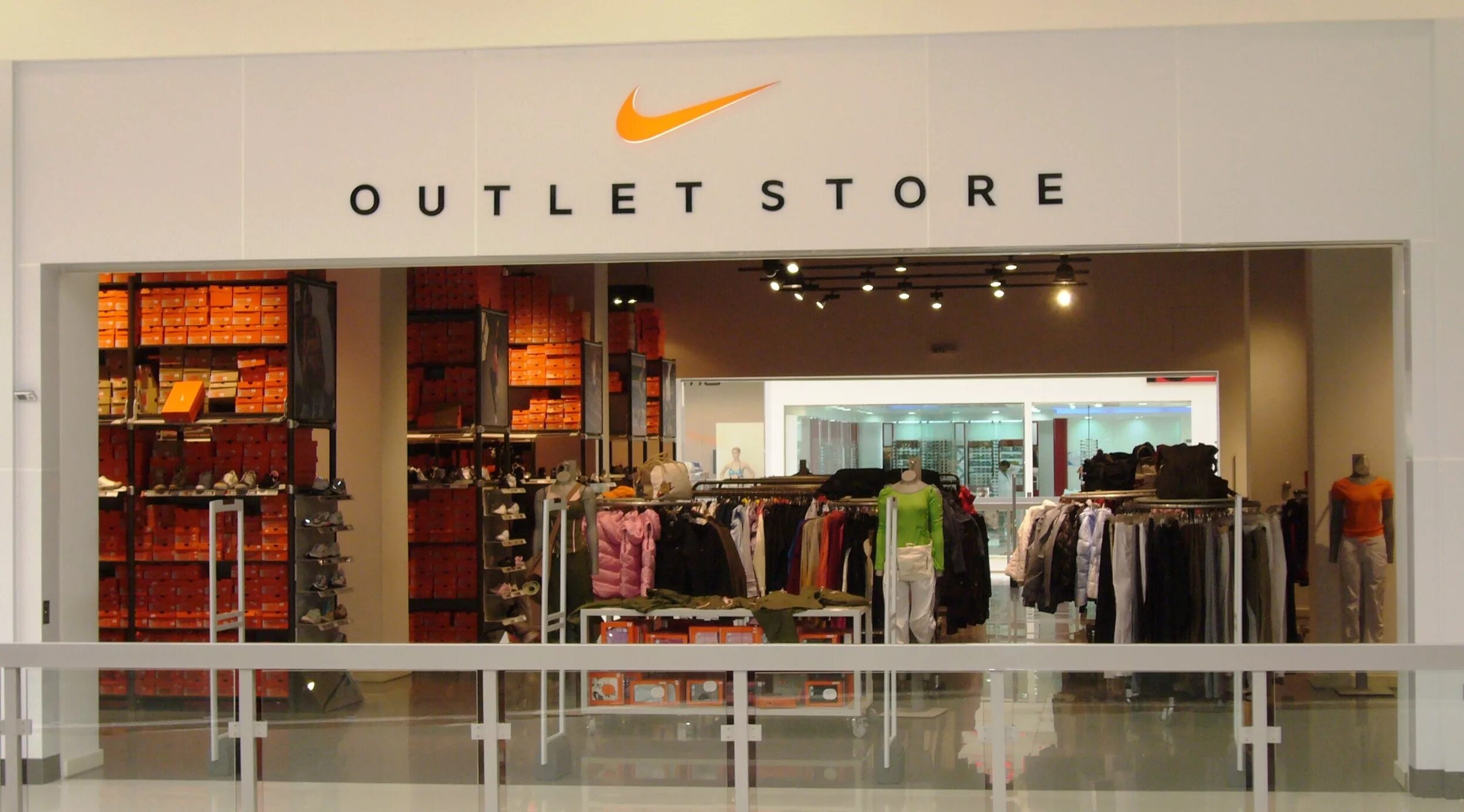 Магазин outlet. Дубай аутлет Молл. Dubai Outlet Mall Nike. Магазин найк в Дубай Молл. Дубай аутлет Молл магазины.