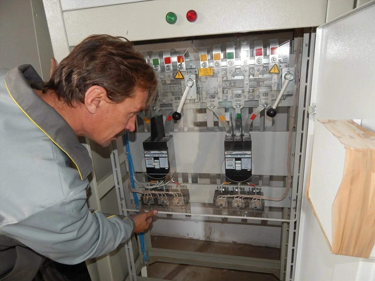 электрик кипиа. вакансия судового электромеханика. электромеханик на судне. судовой электрик. наладчик контрольно-измерительных приборов и автоматики.