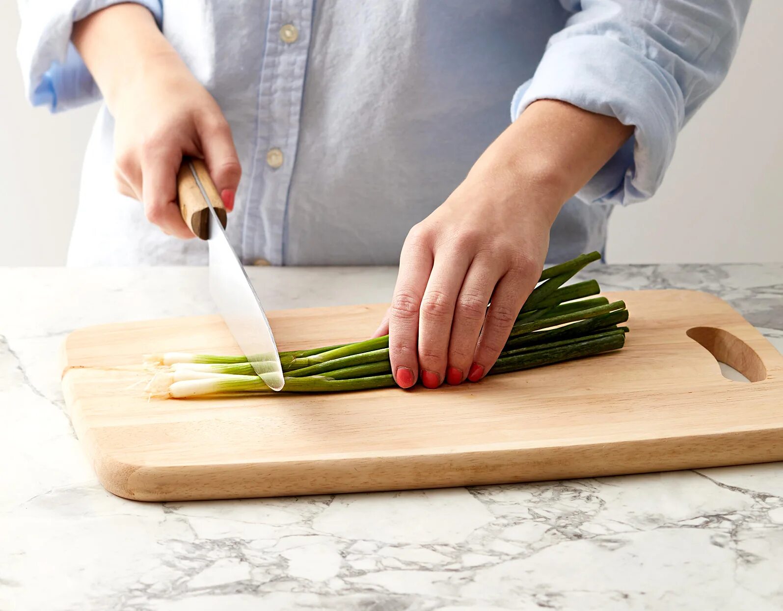 Cutting green. Нарезанный зеленый лук. Зеленый лук нарезанный перьями. Нарезать лук и сельдерей.