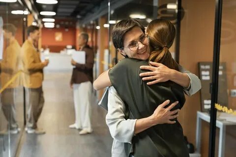 Обними коллегу