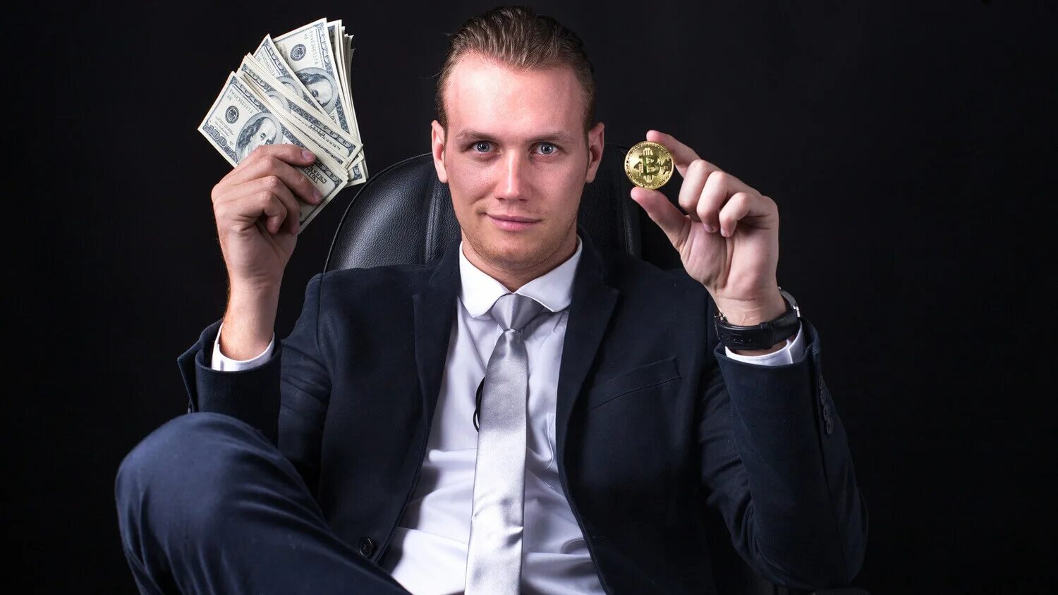Мужчина с рублями. Богатый человек. Мужчина с деньгами в руках. Бизнесмен дам денег. Жадный человек.